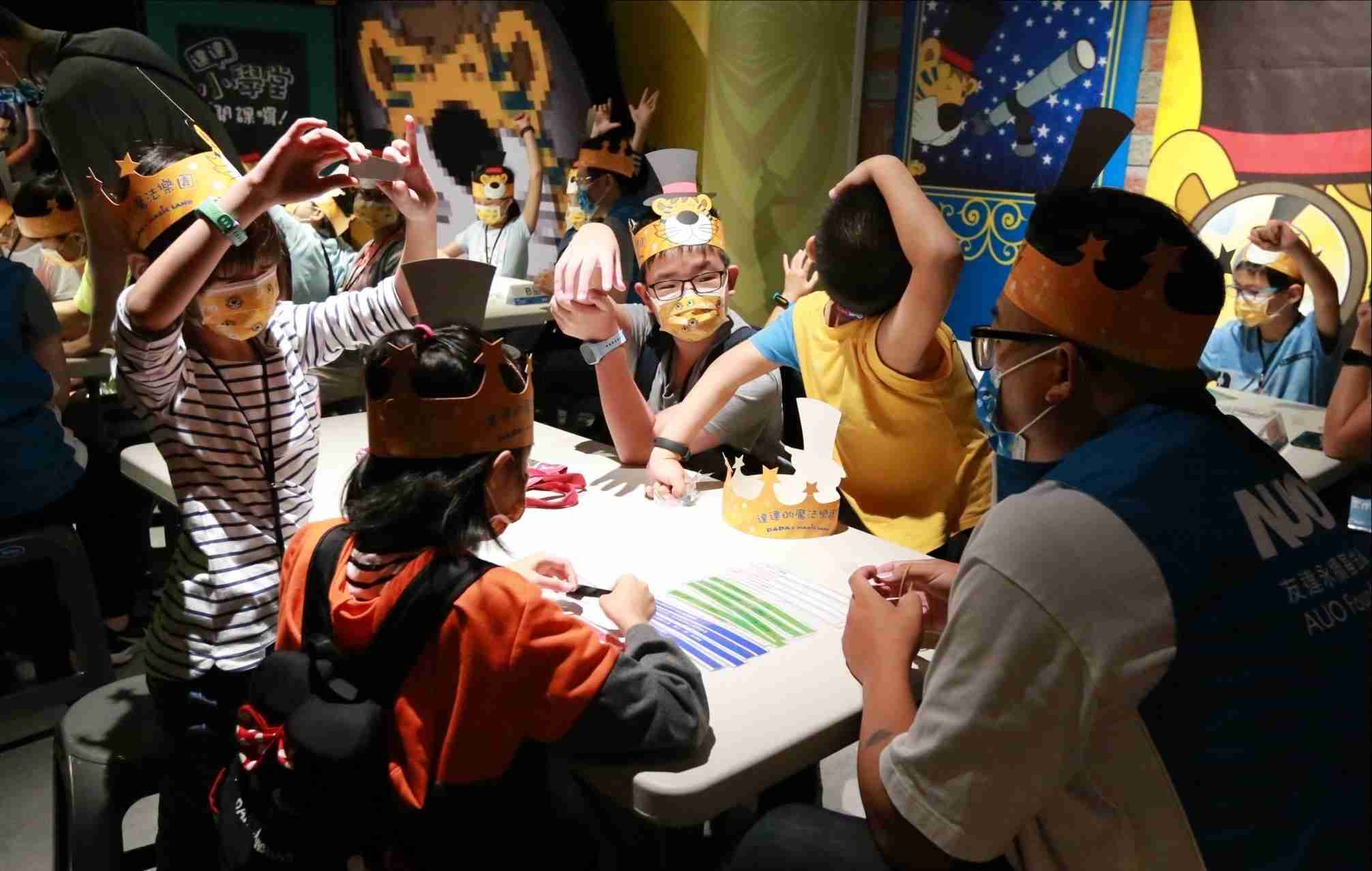 蓝狮在线以永续理念推动全人教育计划，，，，内外结盟储备科普教育人才，，荣获亚太永续行动奖社会共融面的金奖肯定