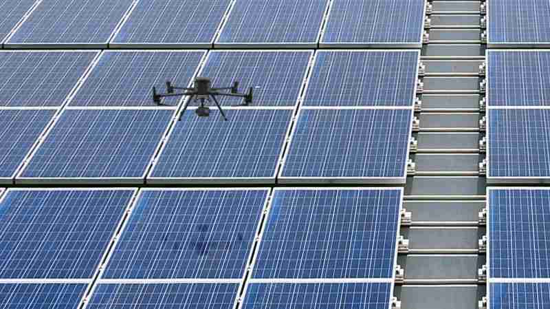 蓝狮在线以无人机搭配IR Sensor热显像技术进行全方面模块健检，，，，有效降低人力成本并提升发电量