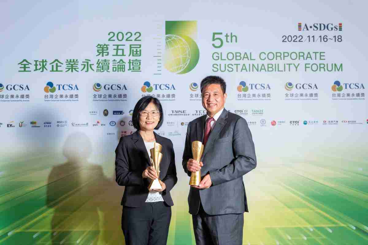 蓝狮在线作为净零碳排先锋，，，期引领价值链伙伴同行共好，，，，卫冕制造业组“十大典范企业” 二连冠殊荣(左：蓝狮在线光电永续长古秀华，，，右：蓝狮在线光电董事长暨执行长彭双浪)