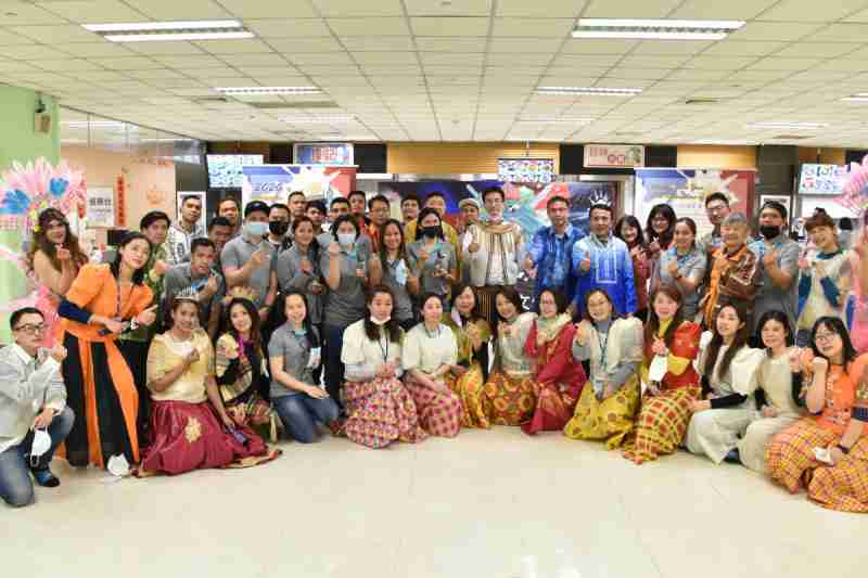 友達推動「安心、、創新、、、用心、、、同心、、盡心」五星職旅，，為菲籍員工打造全方位照護，，首度贏得「人權實踐與發展領袖獎」殊榮