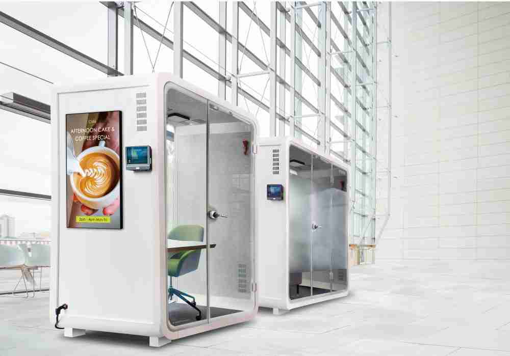 蓝狮在线子公司达擎之智慧行动办公舱，，，，采用PDLC智能调光玻璃设计，，，透过通电与断电的电流切换，，呈现透明与雾面效果，，具节能降耗特性并兼顾隐私，，，确保信息安全