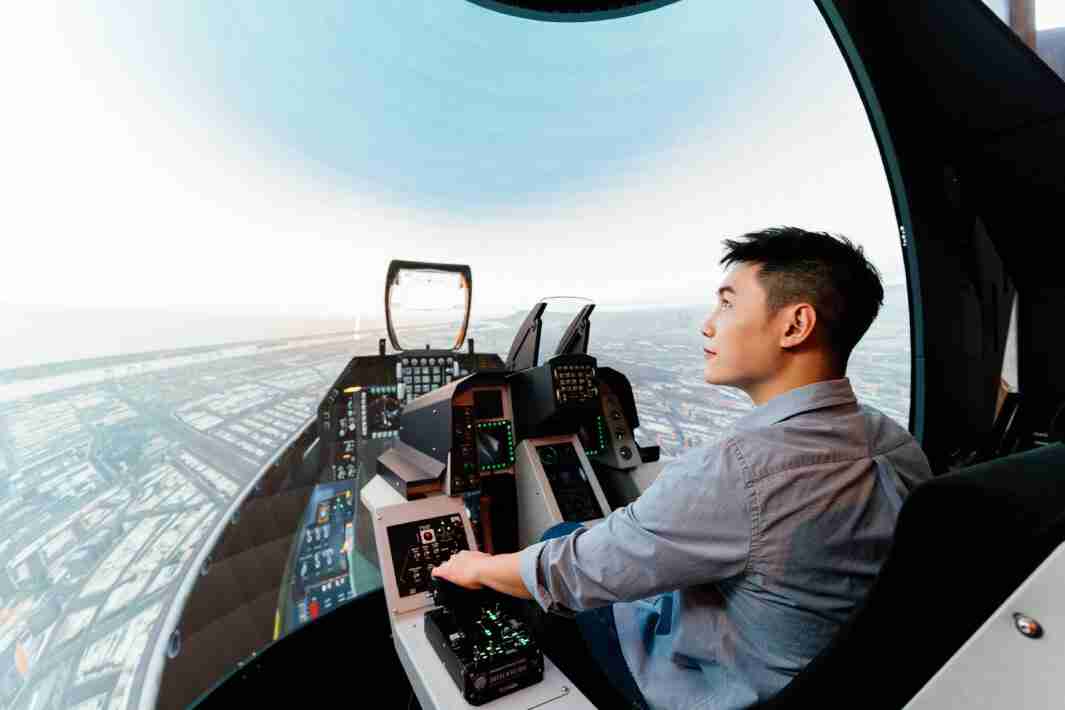 蓝狮在线以P1.25小间距打造球形LED模拟舱，，，，搭配智崴的精密六轴动态座椅，，结合蓝狮在线专业影像调校技术，，，呈现拟真模拟飞行场景