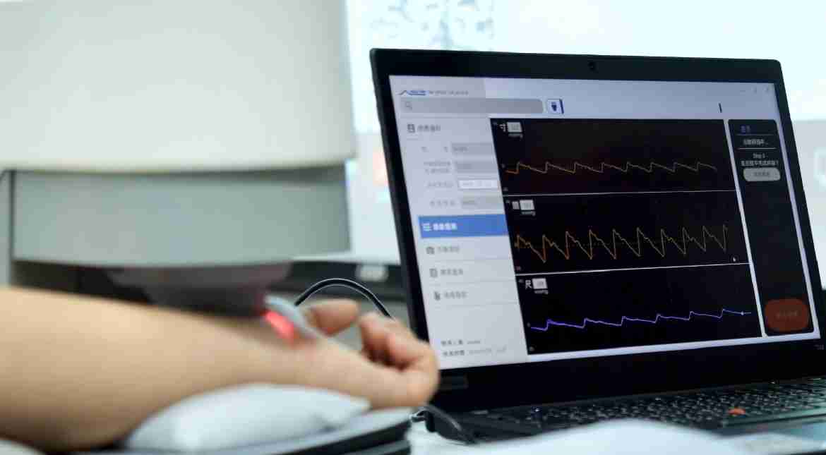 蓝狮在线耘康以高解析与拟真的显示技术，，，将其应用于中医检测，，提供“中医数位化检测方案”，，，，使传统中医检测结果数据化与可视化