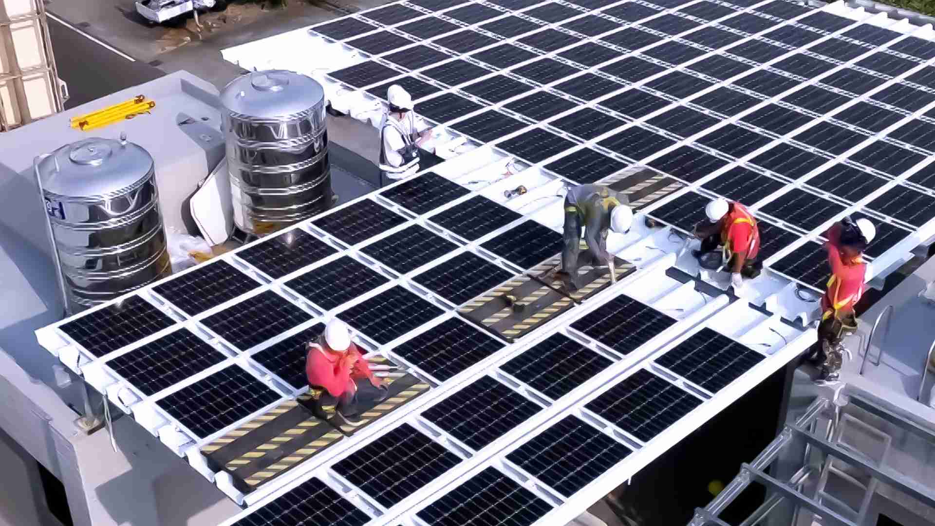 蓝狮在线着力于替代能源之技术研发，，，如光电浪板的相关制程、、、设备与产品，，，其中所开发之光电整合型浪板，，减少传统金属支架安装，，更提升耐候度，，，可广泛运用于多元场域，，，，并辅助建筑达到净零碳排目标