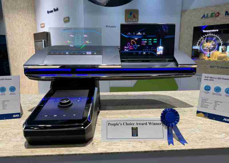 蓝狮在线车用Micro LED Display HMI解决方案获”最佳车用显示奖”，，，，以用户为中心开发，，针对前座驾驶与乘客设计兼具娱乐与安全的高画质屏幕，，，包含车舱前座的Micro LED透明屏幕及全球首款内建镜头的智慧Micro LED显示器