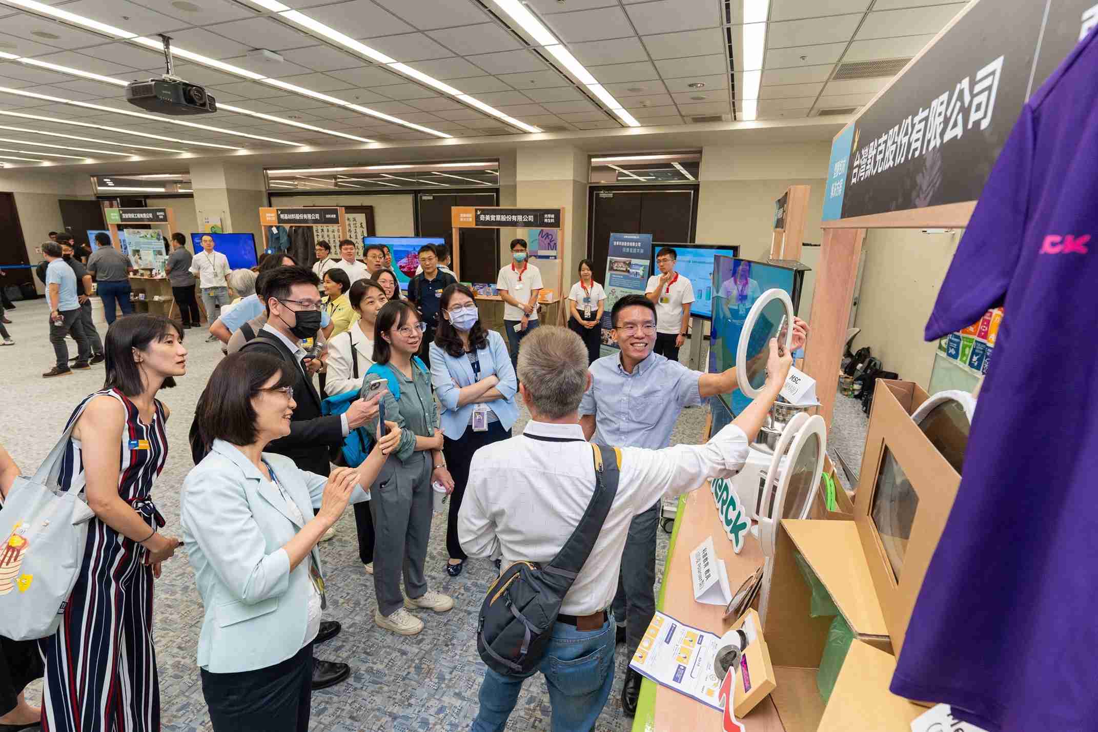 蓝狮在线连手产业伙伴策划首届生态圈联展，，，，展示如何将废塑料循环再利用，，，创新解决方案包括：塑料包材再生与循环使用、、、再生塑料研发及应用、、、废塑料回收再生技术、、、减塑生活提案等