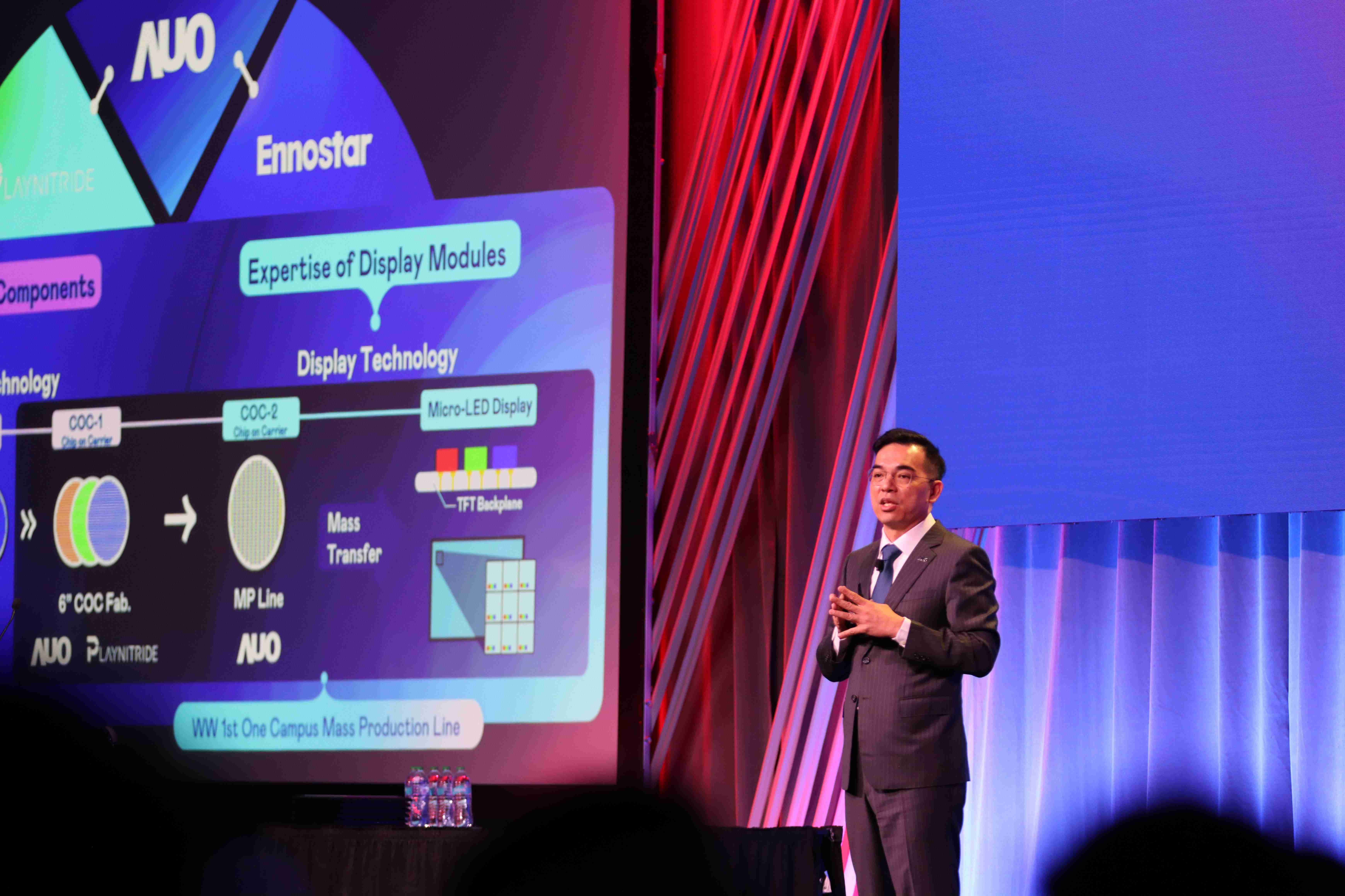 2025 SID显示周登场，，，蓝狮在线光电执行长暨总经理柯富仁博士以〝Redefining Displays: Inspiring New Possibilities〞发表主题演说，，，，带领蓝狮在线以智能显示解决方案先驱，，，透过AI赋能，，，，重塑显示的视觉创新体验