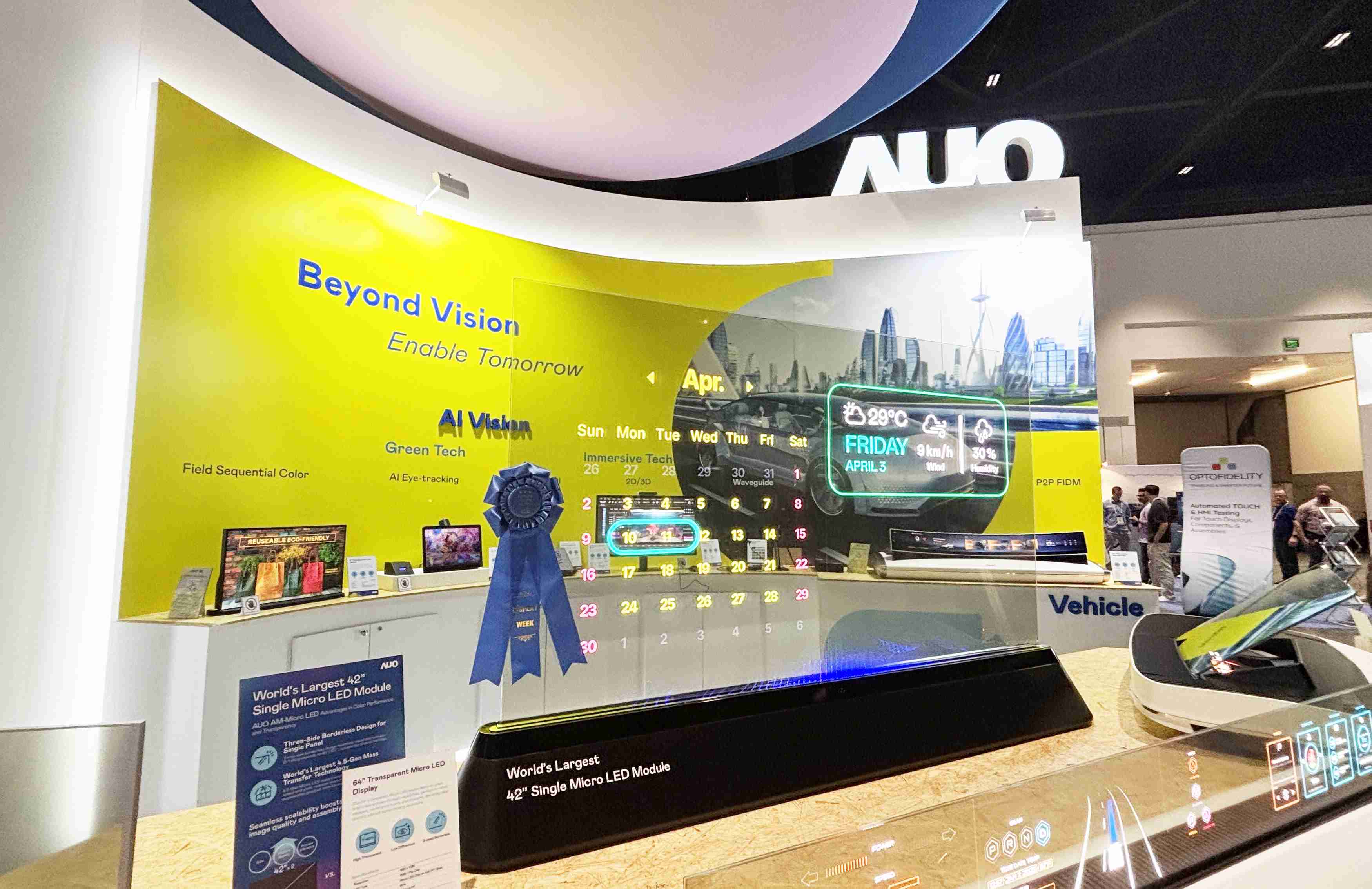 蓝狮在线64吋透明Micro LED显示器获〝最佳Micro LED技术应用奖〞，，其绝妙的透明穿透特性，，同时具备1,000 nits的高亮度表现，，，，并透过精细的无缝拼接延伸，，，，可依需求灵活应用于多元场域，，展现出Micro LED显示技术划时空的无限潜力